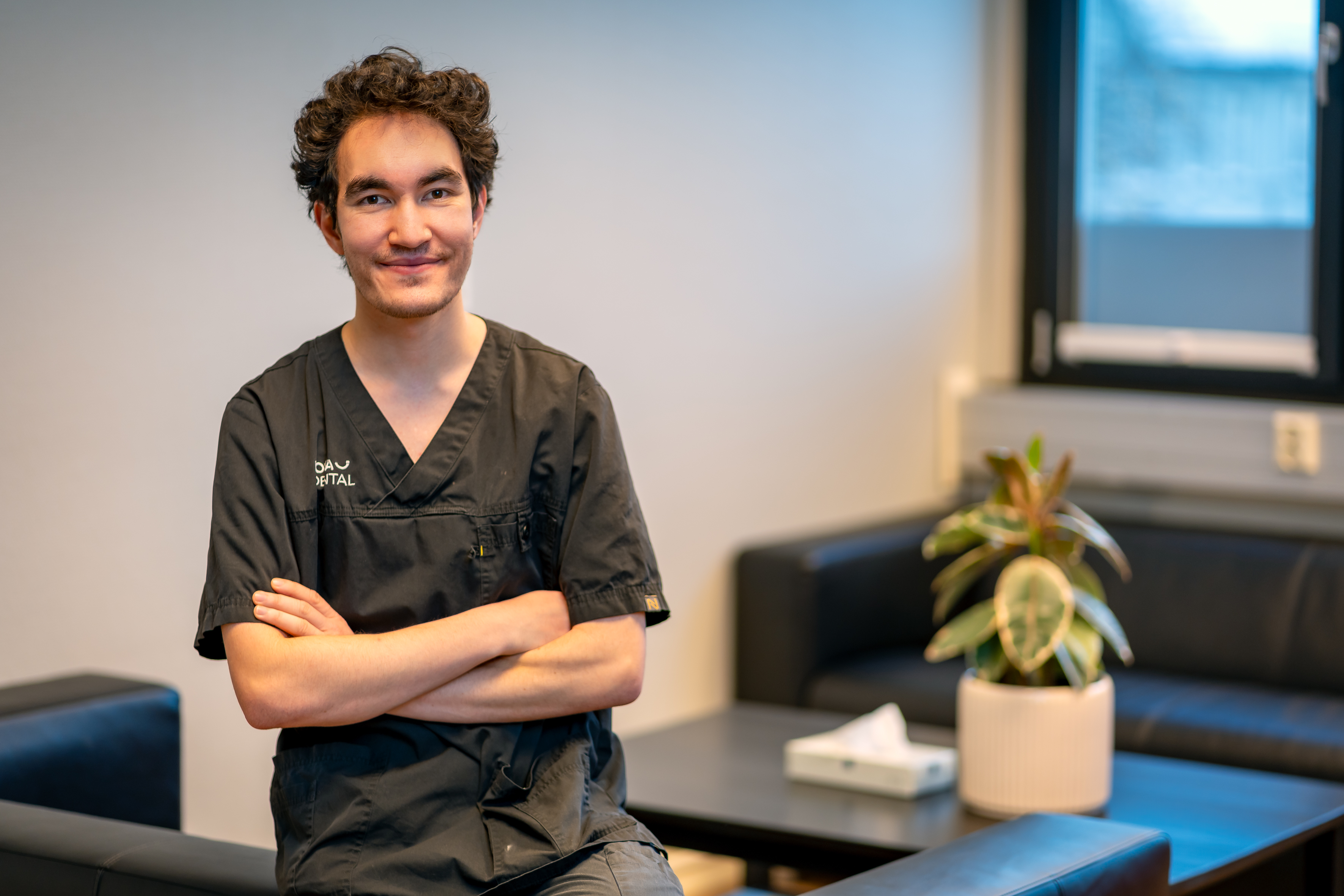 Hans Erling Skallevold i mørk klinikkuniform.